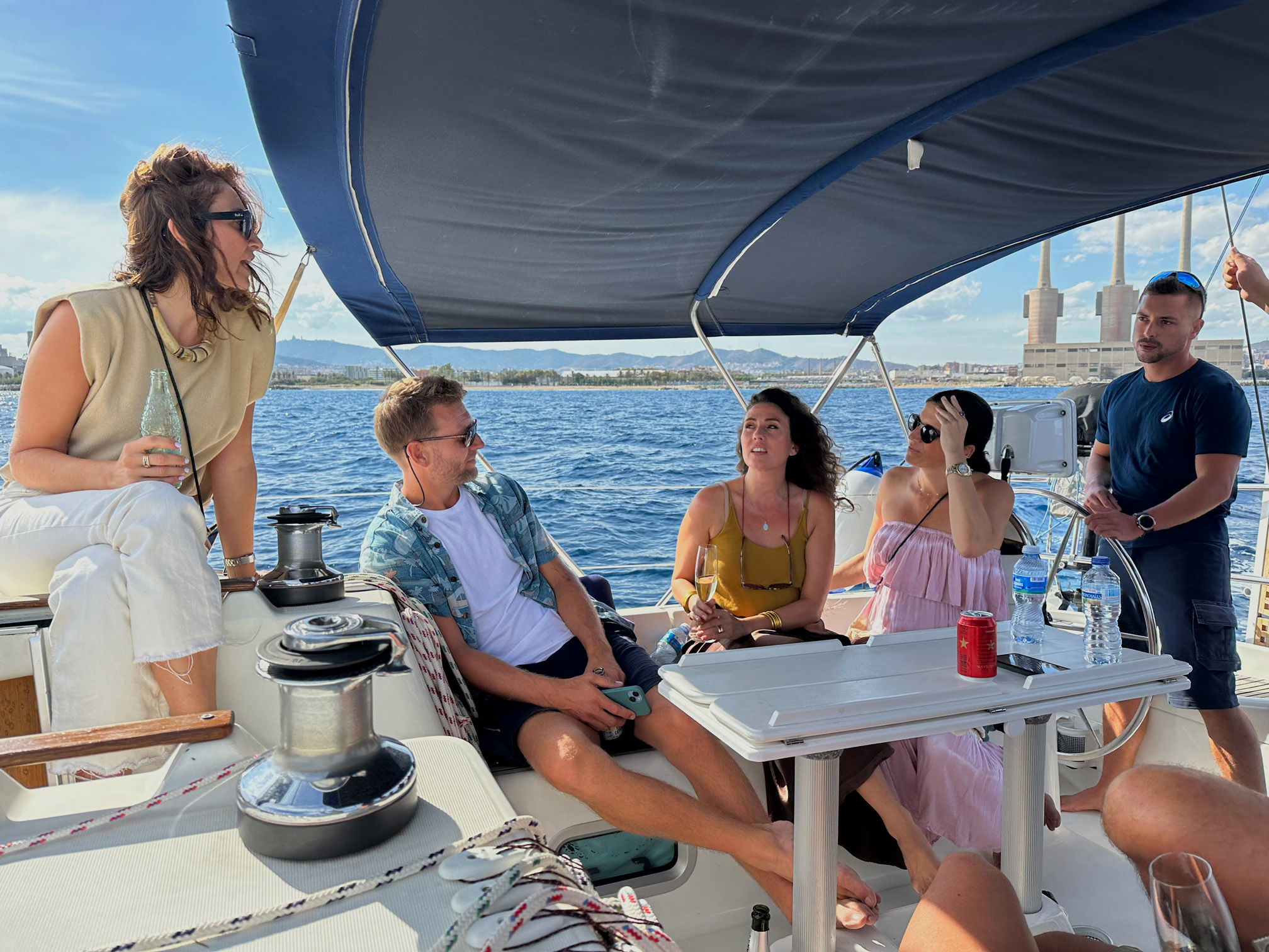 Experiencia de navegación en Barcelona y alquiler de yates privados